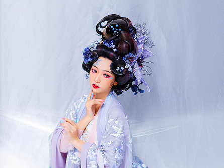 明月姣姣照星汉，银河灿灿恨无边。