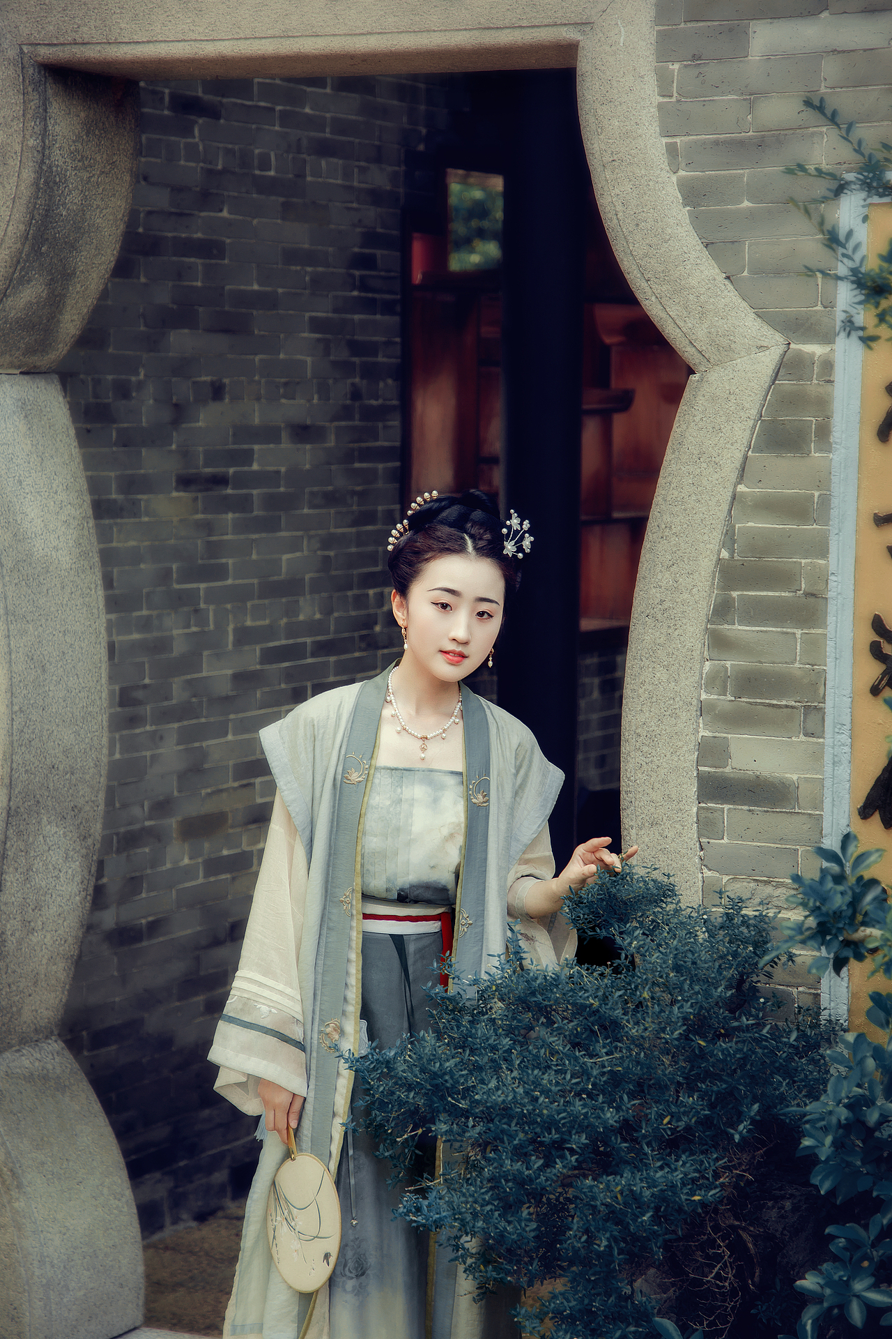 青山远黛,近水含烟。