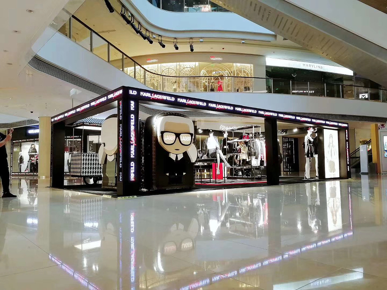 KARL LAGERFELD X KAIA POP UP Store