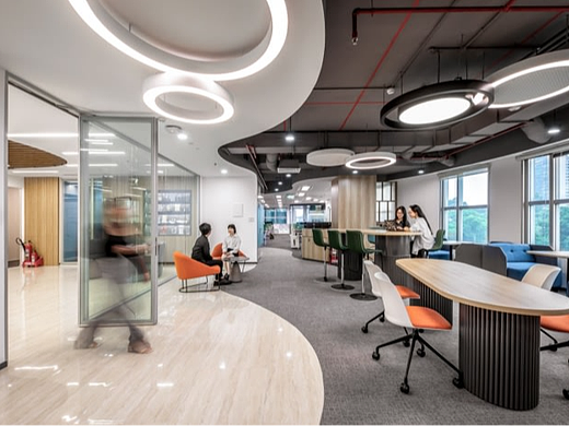 办公室室内装修：自然元素的融合为工作空间带来了平静和安宁的感觉