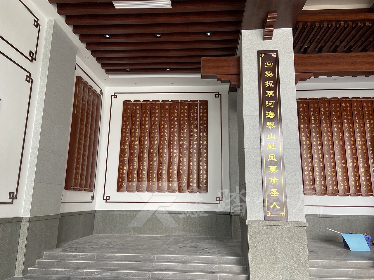 清远校园不锈钢墙面装饰 仿木纹不锈钢字牌安装案例