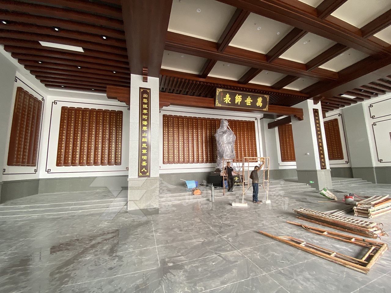 清远校园不锈钢墙面装饰 仿木纹不锈钢字牌安装案例