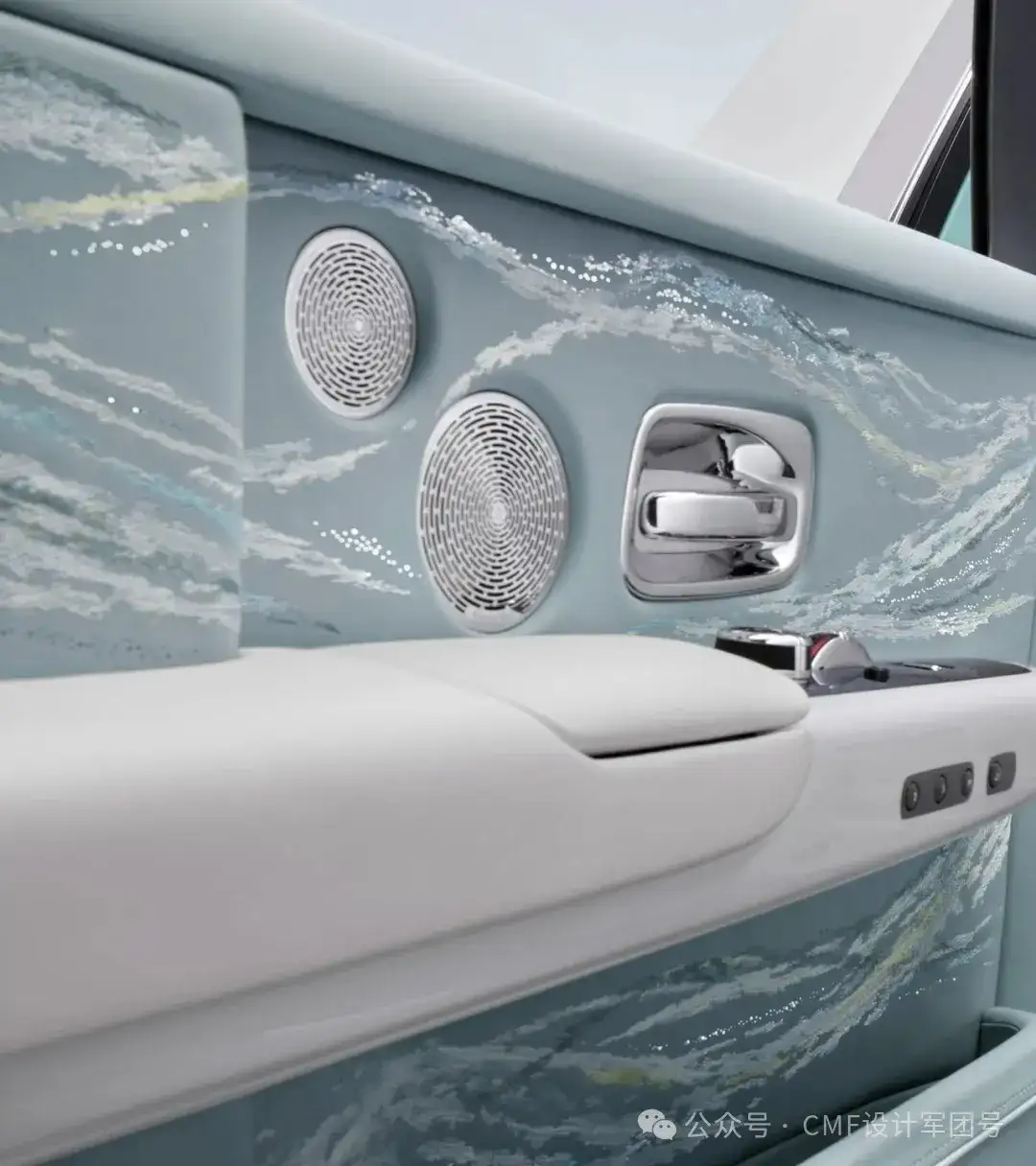 图 车门刺绣图案与发光穿孔