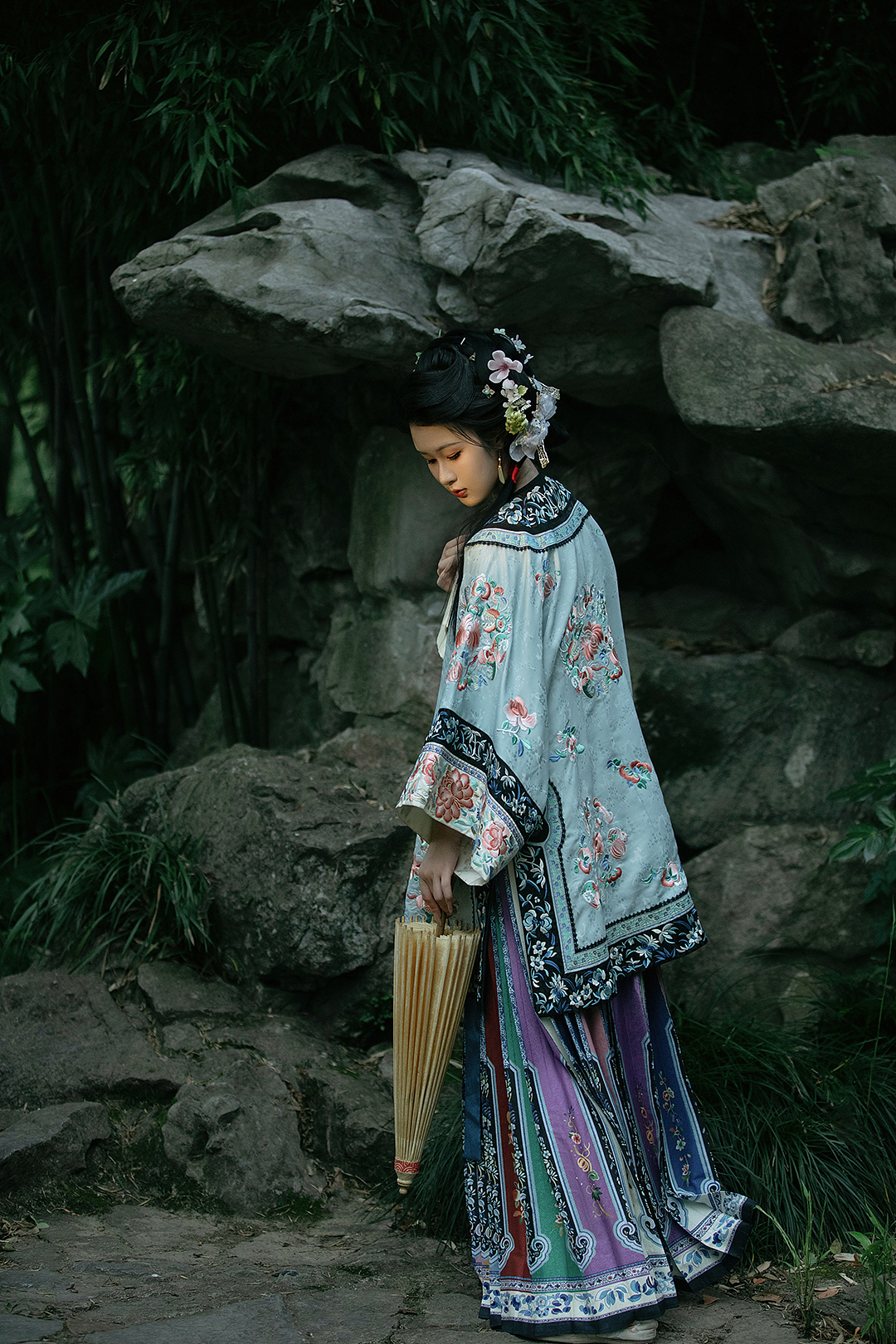 “怎么转身又是一阵心痛...”（图ZMzc2Njc5Nzk2） - 人像摄影 - 站酷设计师路尘谨制原创素材 - 站酷ZCOOL