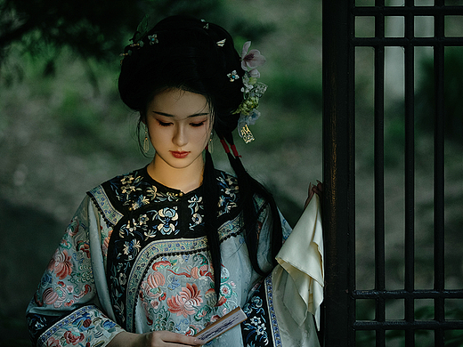 “怎么转身又是一阵心痛...”（个人主页-ZNzAzNjAzMTI=） - 人像摄影 - 站酷设计师路尘谨制原创素材 - 站酷ZCOOL