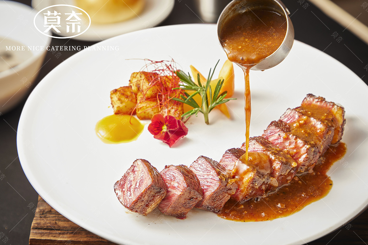 一刀切下牛扒的鲜嫩瞬间展现，汁水四溢让人垂涎欲滴