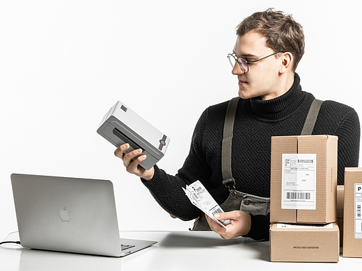 打印机人物宣传图