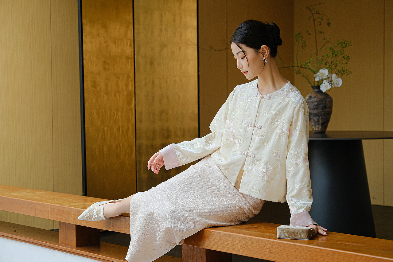 服装拍摄|山有色 2024秋季新中式服装拍摄（图ZMzc3MDgxNzk2） - 人像摄影 - 站酷设计师小黑Ray_原创素材 - 站酷ZCOOL