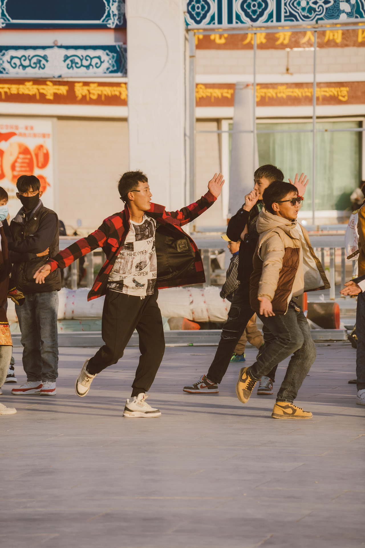 看一场锅庄舞。（图ZMzc3MDgzNjg4） - 传统/民族服饰 - 站酷设计师北山羊原创素材 - 站酷ZCOOL