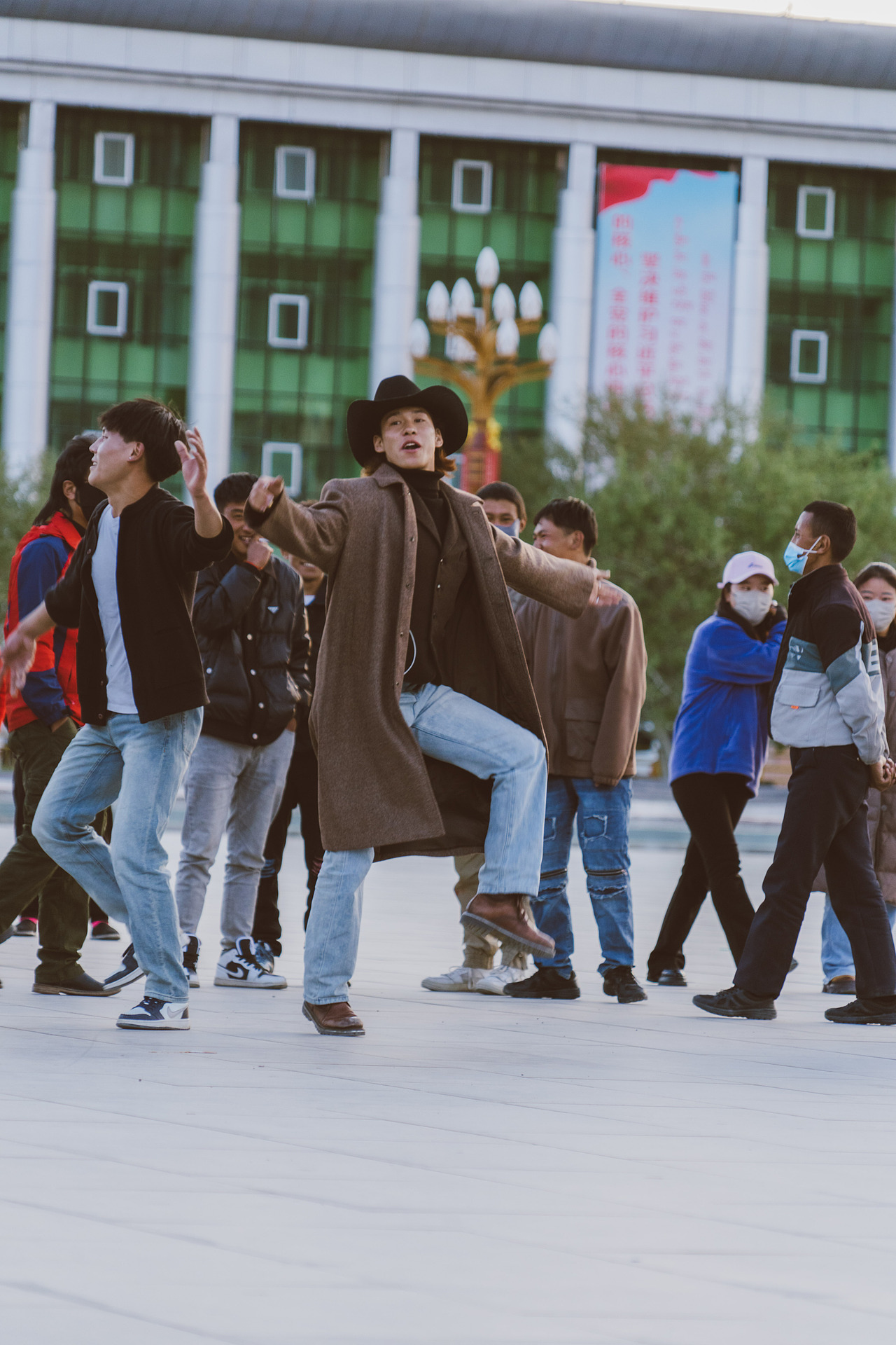 看一场锅庄舞。（图ZMzc3MDgzNzQw） - 传统/民族服饰 - 站酷设计师北山羊原创素材 - 站酷ZCOOL