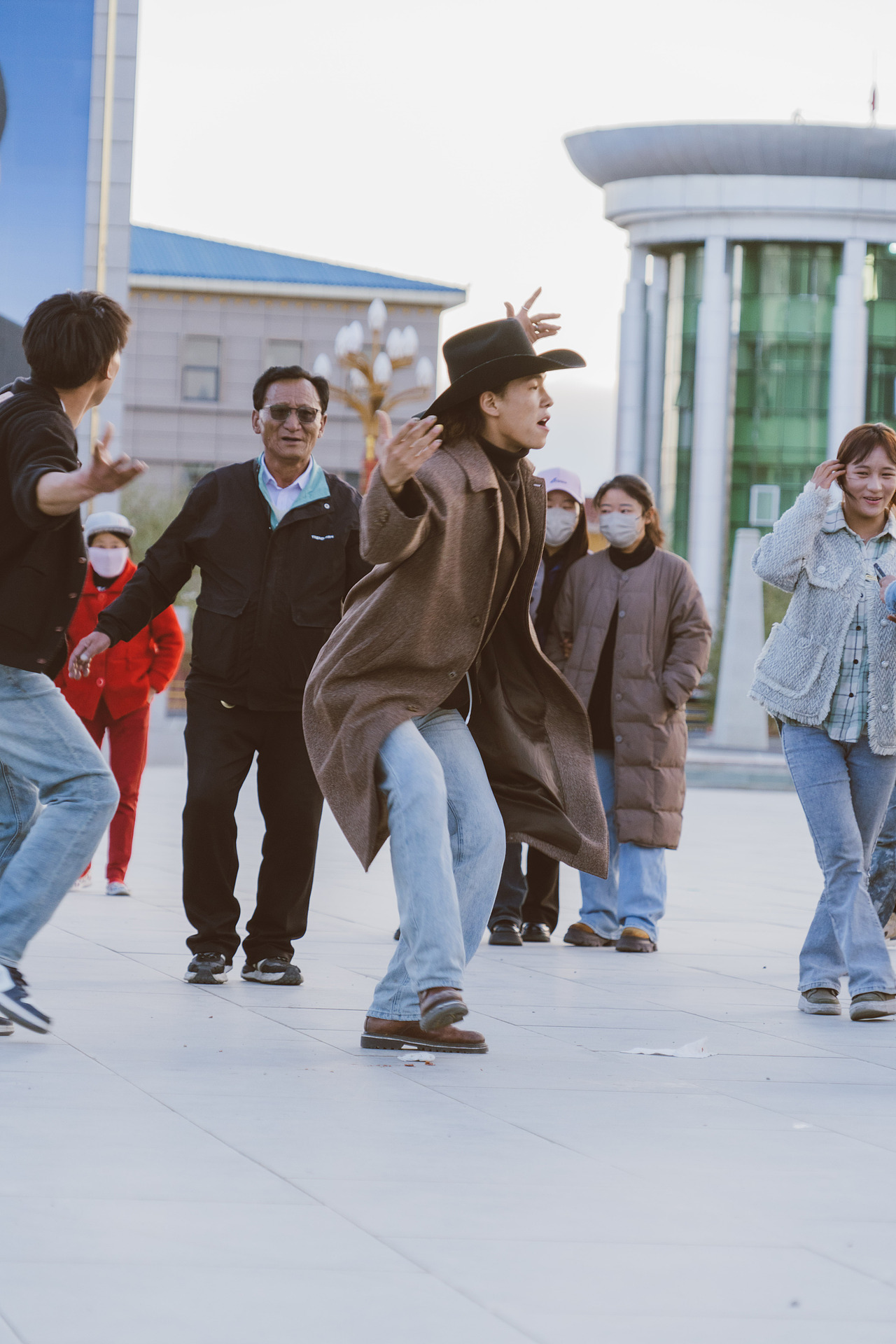 看一场锅庄舞。（图ZMzc3MDgzNzY0） - 传统/民族服饰 - 站酷设计师北山羊原创素材 - 站酷ZCOOL