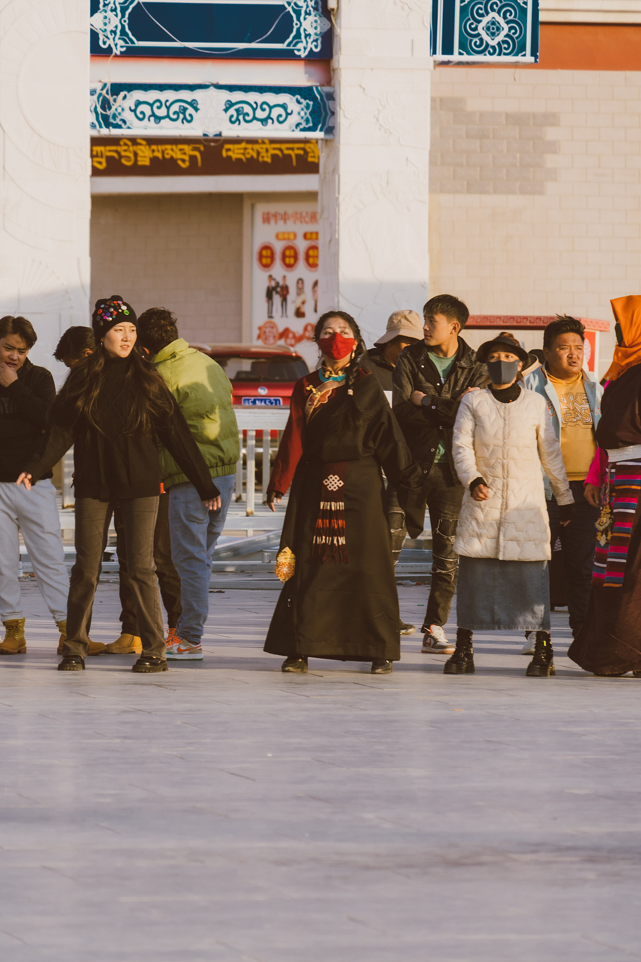 看一场锅庄舞。（图ZMzc3MDgzNzAw） - 传统/民族服饰 - 站酷设计师北山羊原创素材 - 站酷ZCOOL