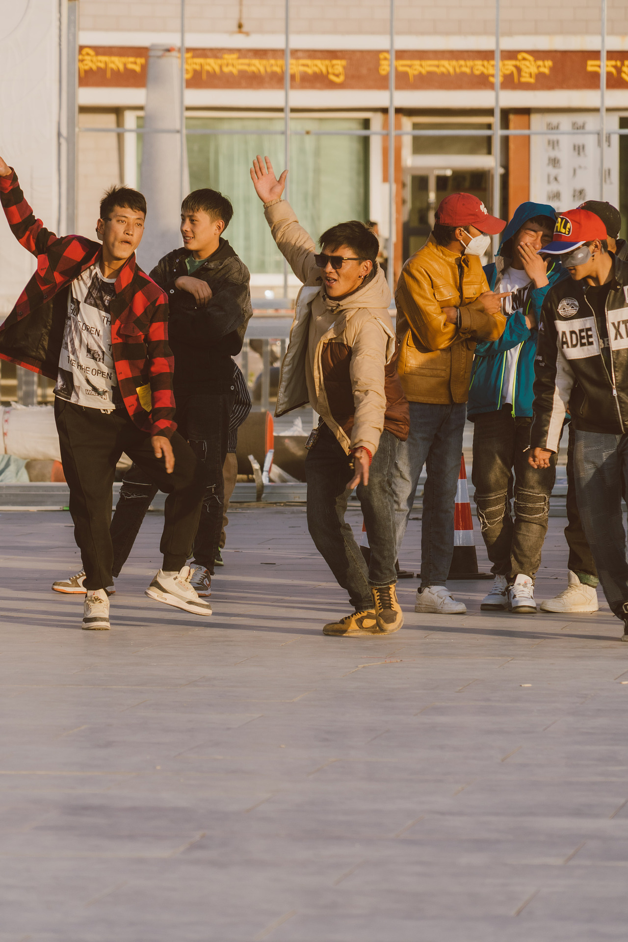 看一场锅庄舞。（图ZMzc3MDgzNjky） - 传统/民族服饰 - 站酷设计师北山羊原创素材 - 站酷ZCOOL