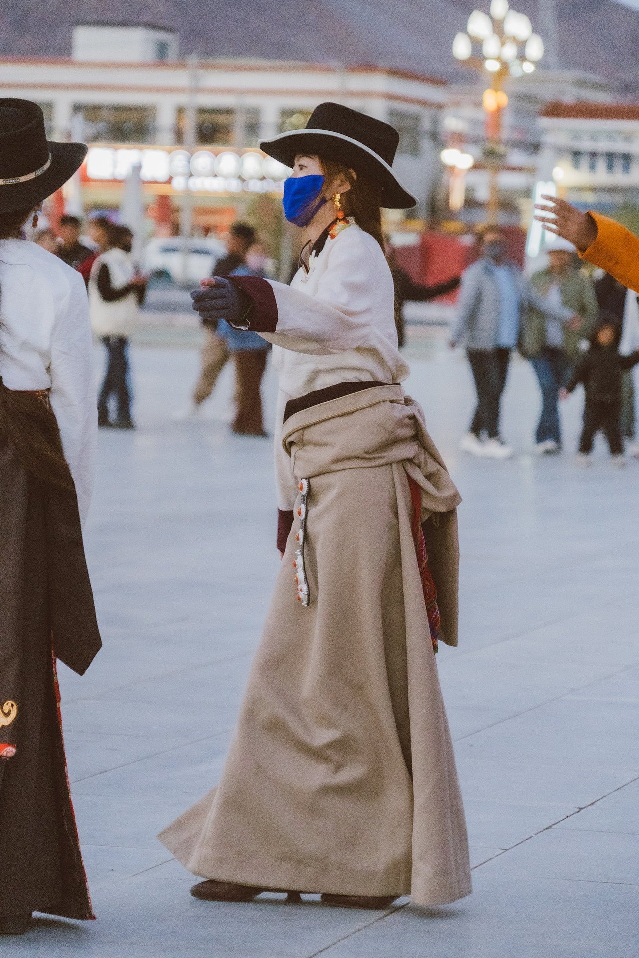 看一场锅庄舞。（图ZMzc3MDgzODU2） - 传统/民族服饰 - 站酷设计师北山羊原创素材 - 站酷ZCOOL