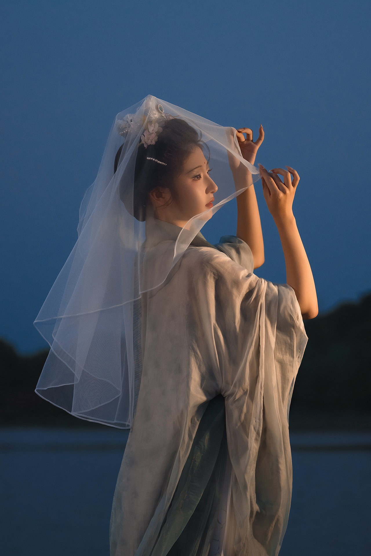 若不披上那衣裳,众生又怎知我尘缘已断,金海尽干