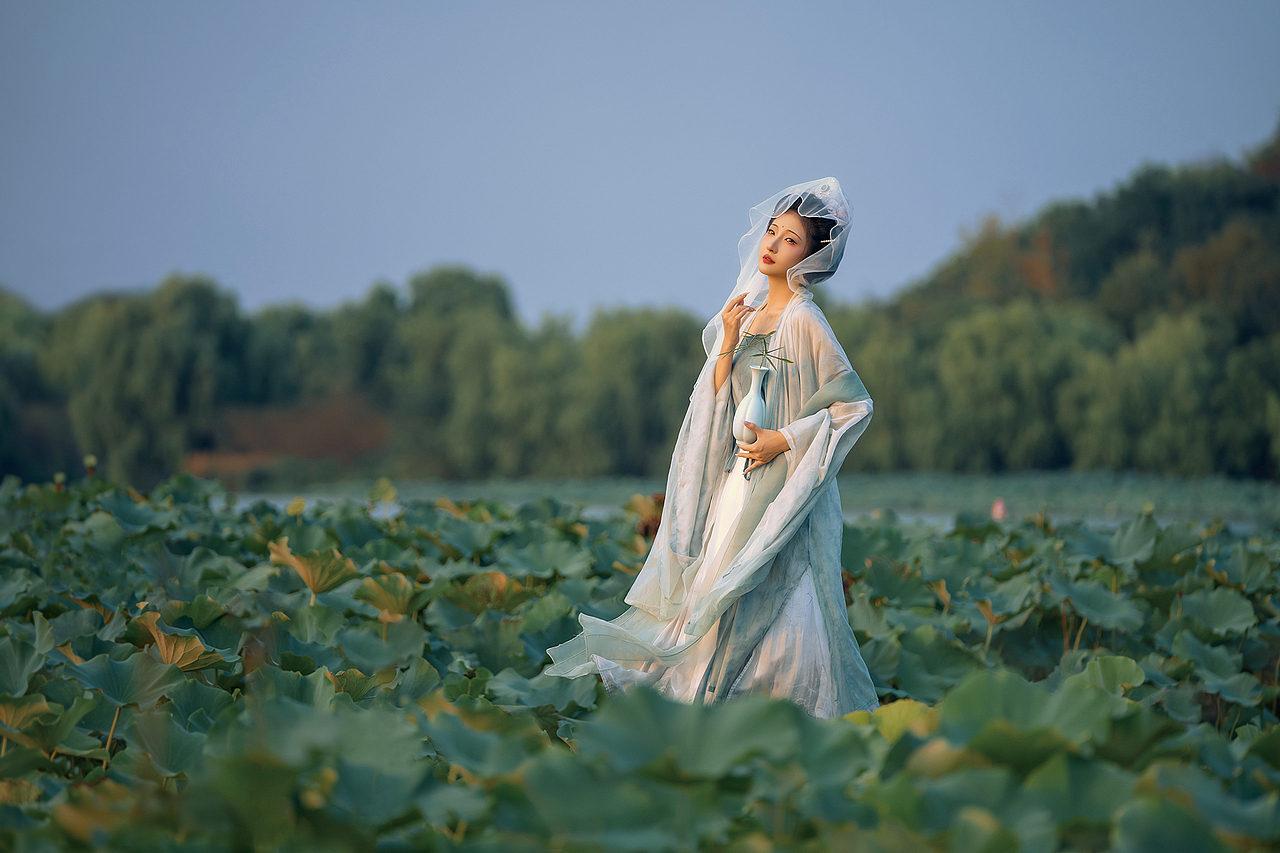 若不披上那衣裳,众生又怎知我尘缘已断,金海尽干