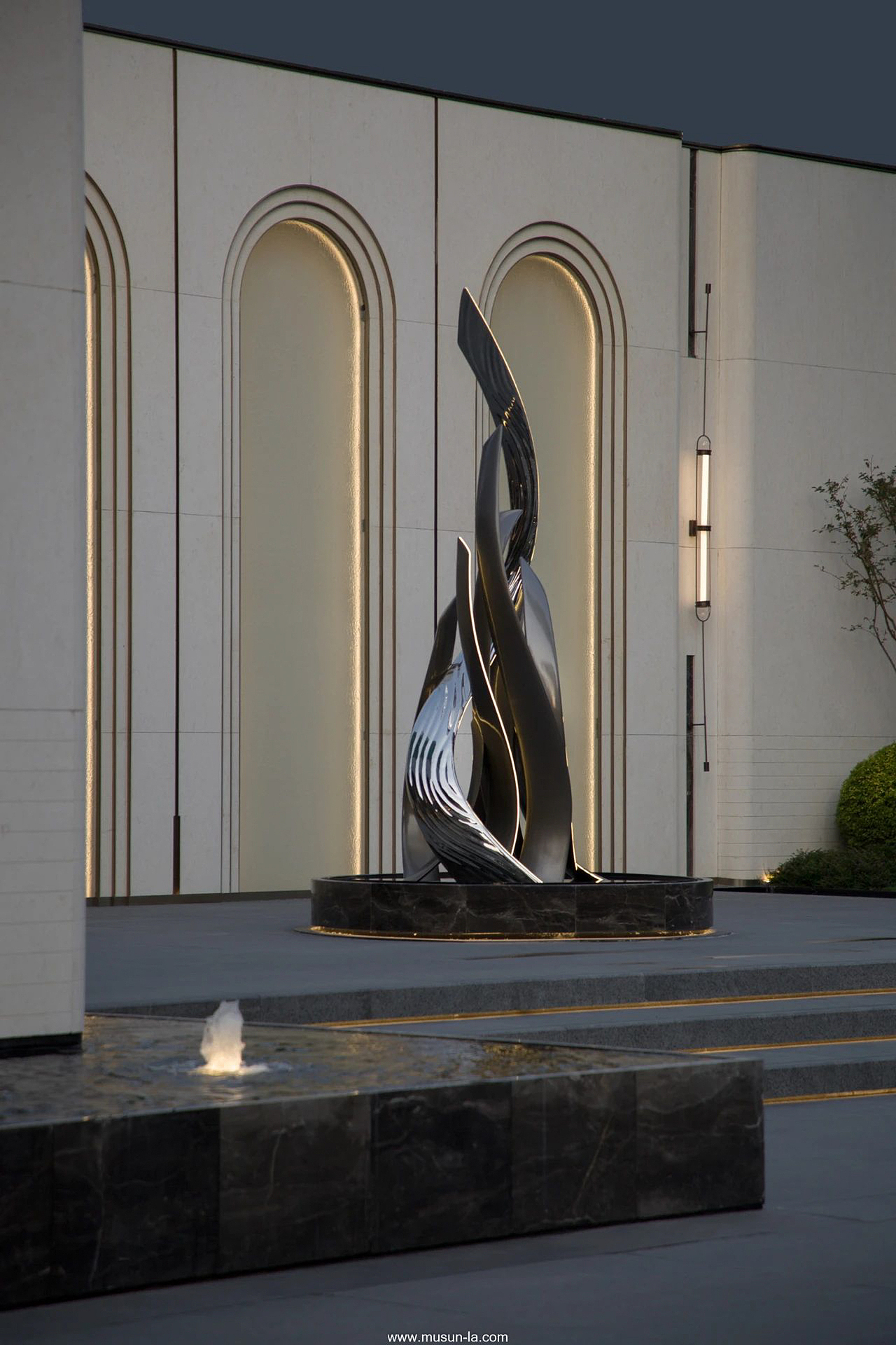 树影婆娑之间,优雅的雕塑翩跹起舞,米白色石材彰显典雅,连续的拱形门结合西方的拱券元素,营造海派氛围感。