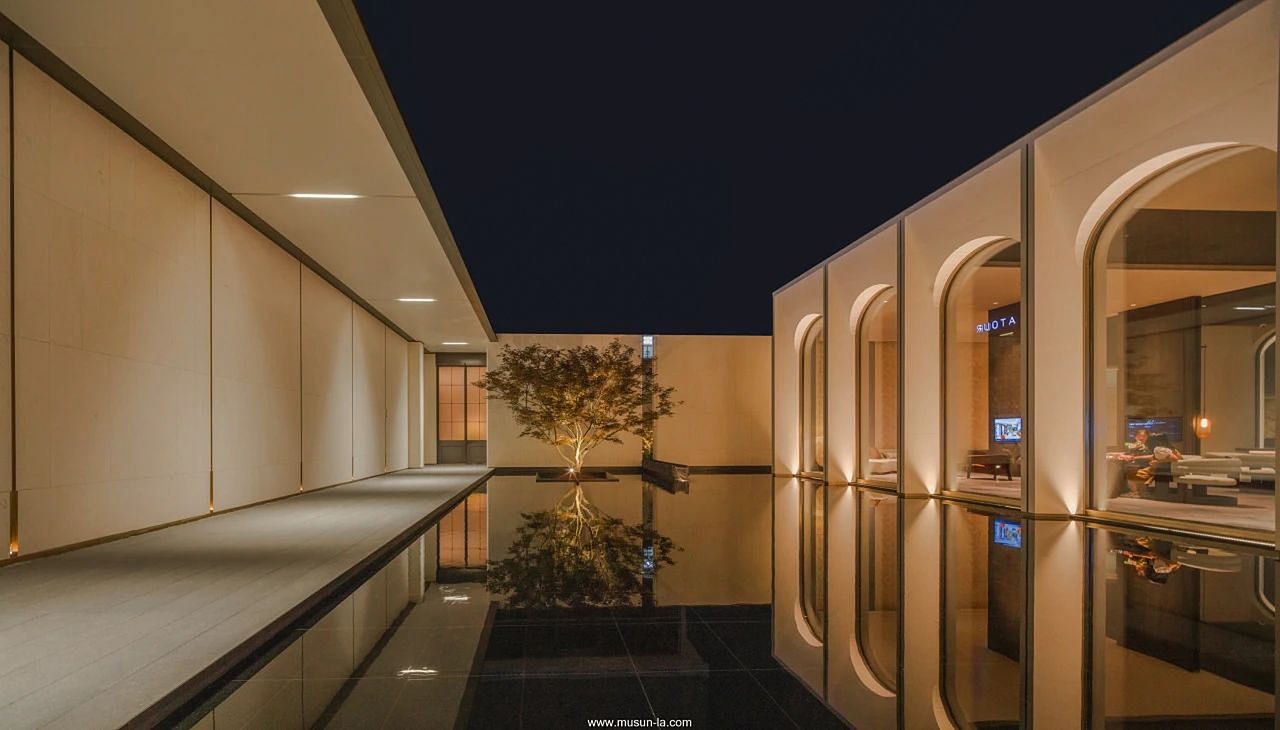 澄澈平静的水面,衬得建筑窗明几净,一棵红枫点景,一线晴川贯穿两园,沿着回廊感受归家的宁静。