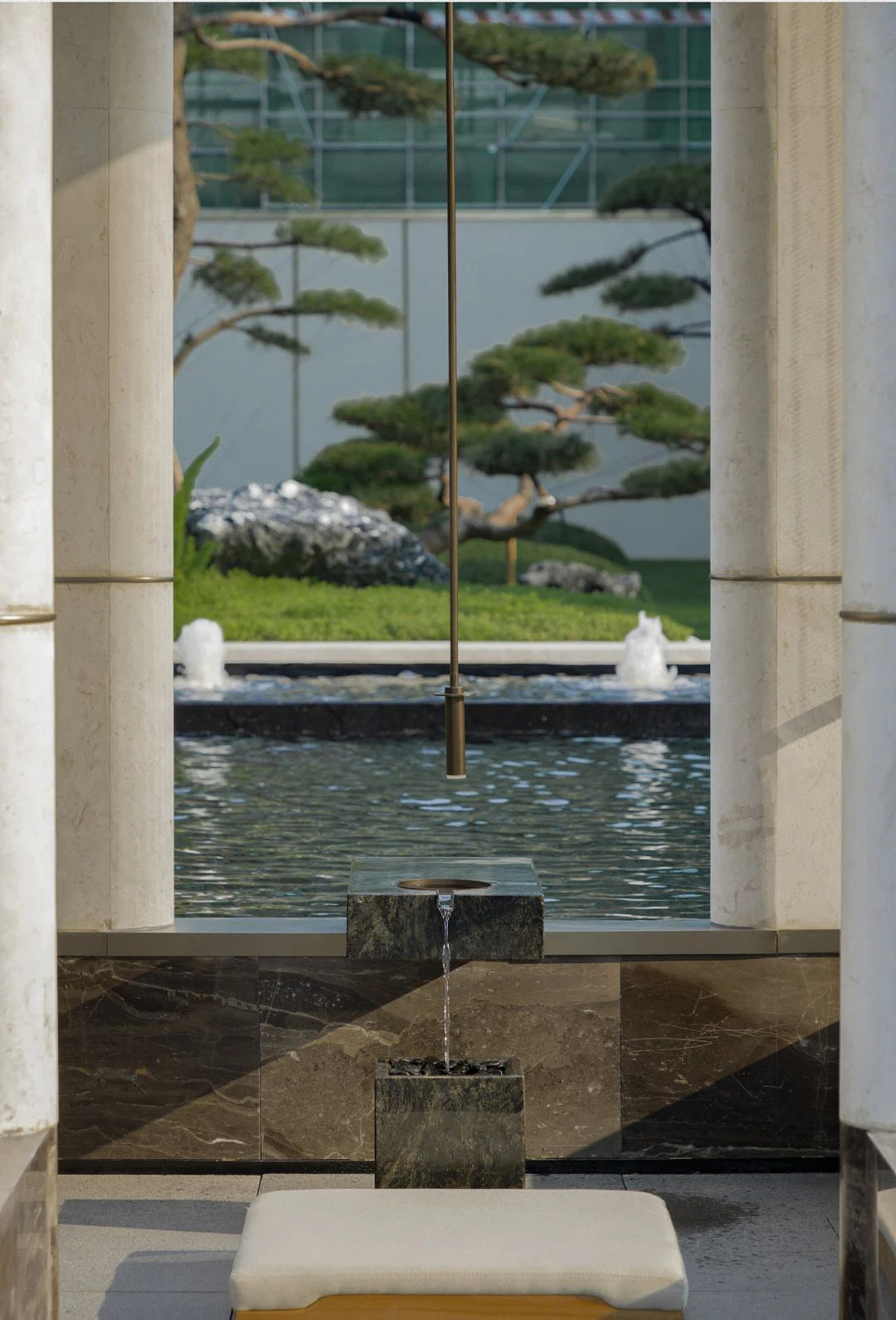 冥想亭中心设置一方蒲团,身沐其中,感受天、水、人合为一体,自观内心,感受沐晴川的美。