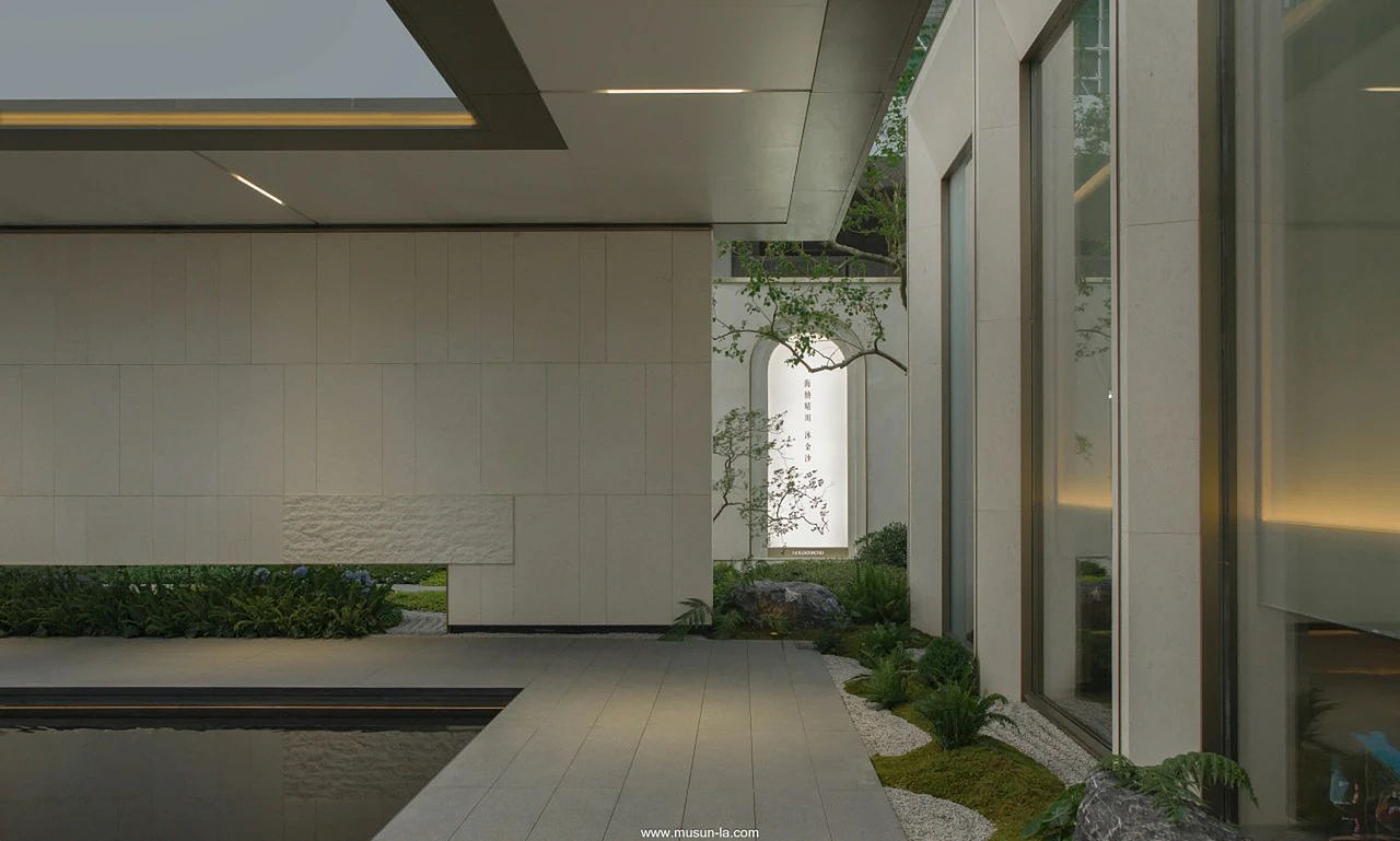 终章自游廊回到销售空间,形成完整的洄游动线,提供意犹未尽的游览体验又有恰到好处的终止,在廊下,静静感受这纯净的美学空间