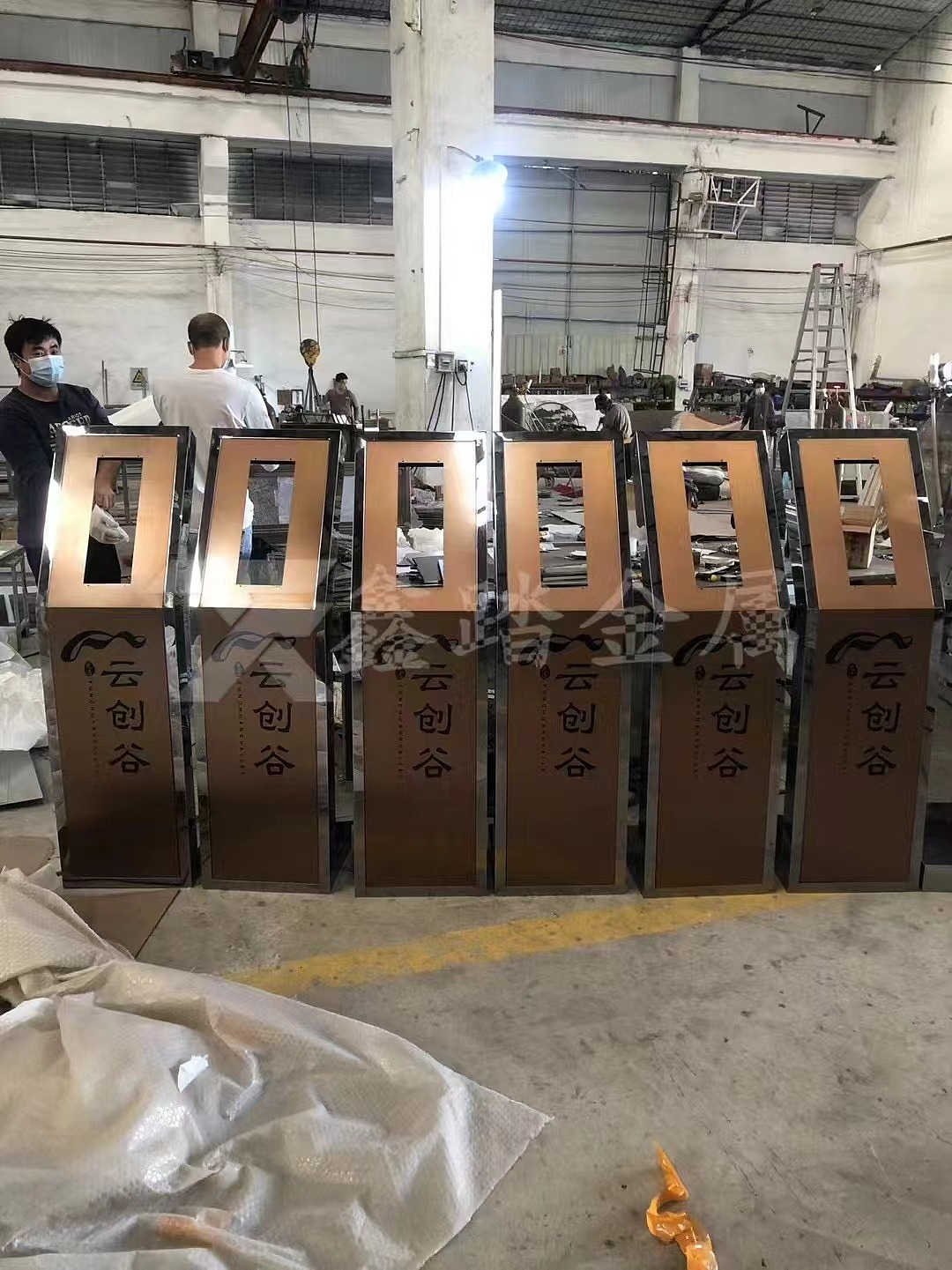 双色不锈钢门禁机立柱 售楼部不锈钢门禁立柱定制