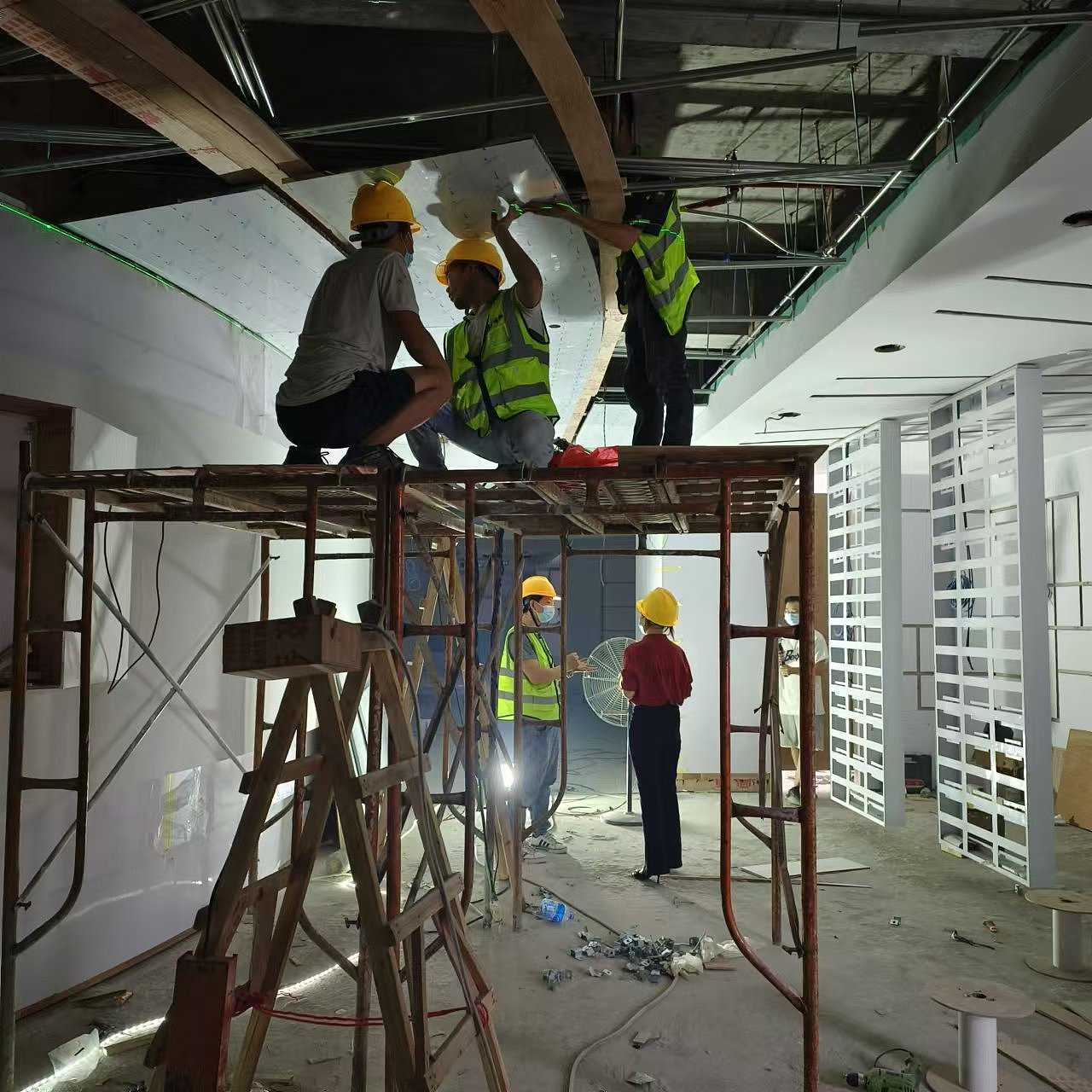 不锈钢蜂窝板吊顶安装