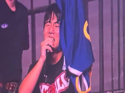 周杰伦南京演唱会歌迷拿库里球衣求签名