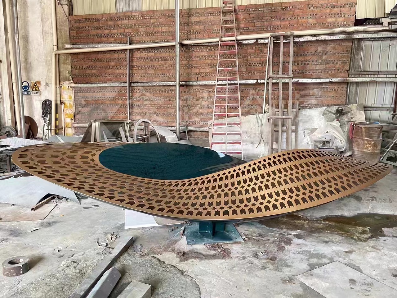 金属双色艺术漆船形雕塑 金属景观雕塑定制