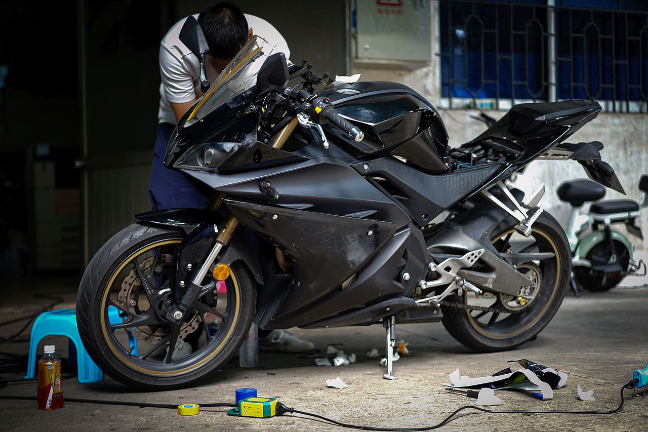 初号机EVA-01-飞鹰R25机车版画涂装定制实拍