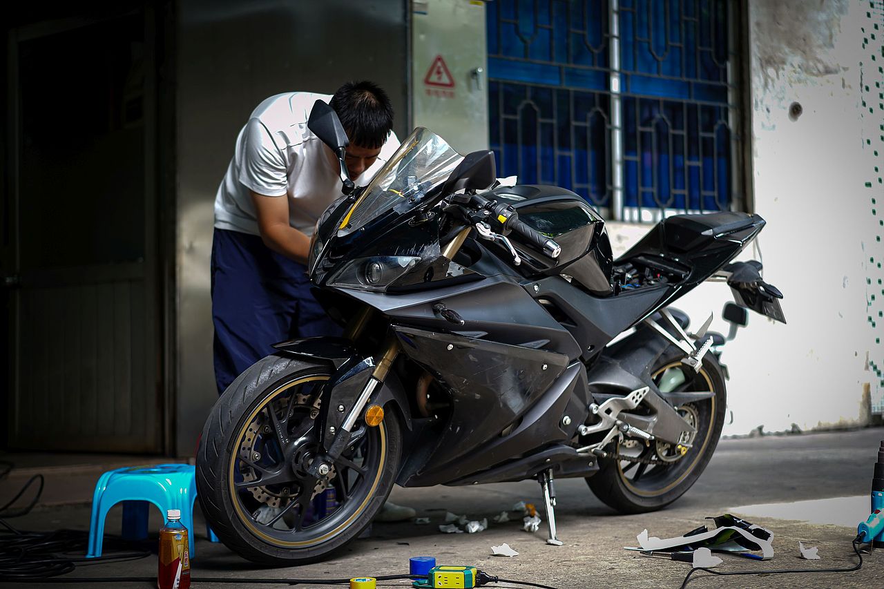 风挡不协调是因为客户是改装风挡,贴纸适配的是原厂风挡,目前已经重新测量改装件数据,重新补发给客户。实拍图仅供参考,欢迎同行借鉴学习交流。