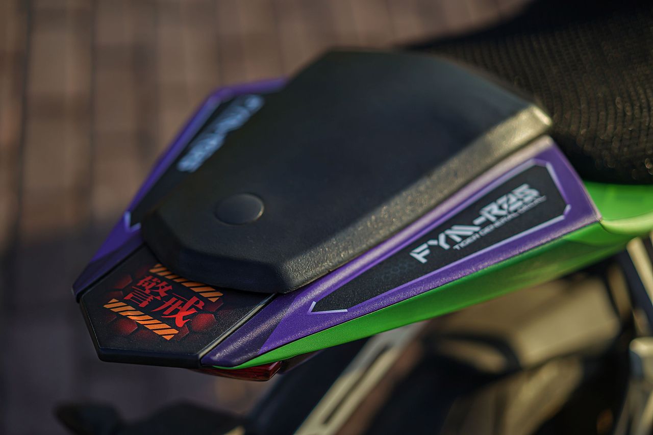 初号机EVA-01-飞鹰R25机车版画涂装定制实拍