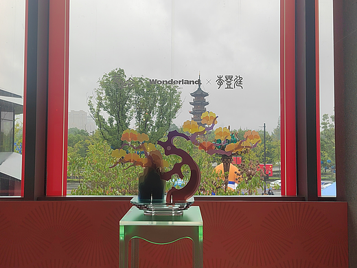 龙华寺下的松和梅