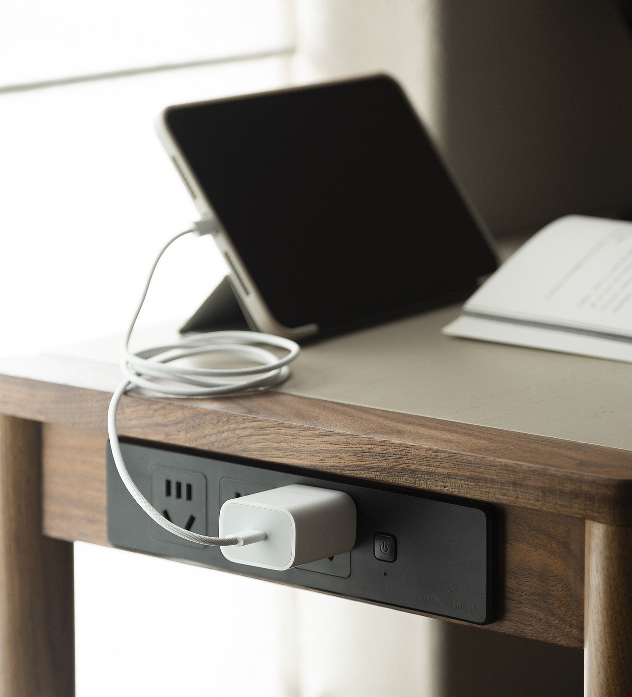 侧面排插充电
便于办公或学习时的用电需求,触手可及,快捷便利。