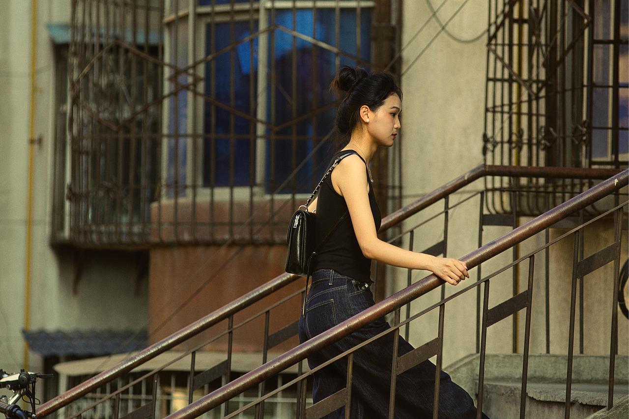 【电影感】复古筒子楼（图ZMzc4NDQ2NTMy） - 人像摄影 - 站酷设计师爱西安的摄影师原创素材 - 站酷ZCOOL