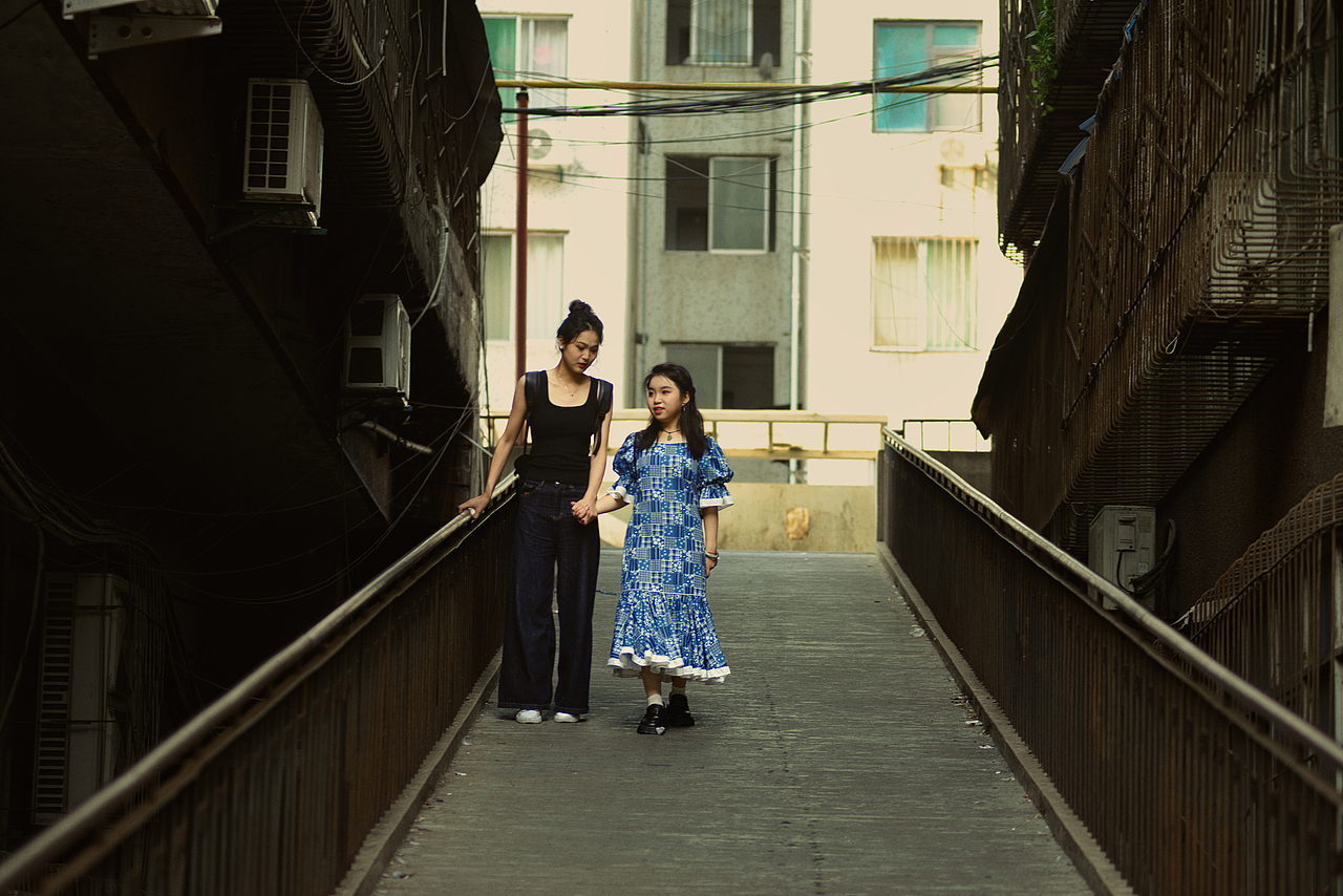 【电影感】复古筒子楼（图ZMzc4NDQ2NzI4） - 人像摄影 - 站酷设计师爱西安的摄影师原创素材 - 站酷ZCOOL