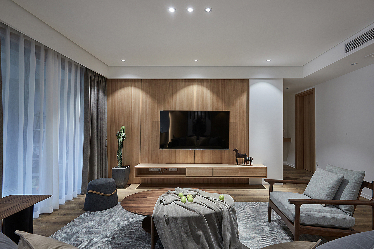 脚下是自然的延伸,木质的温润与自然的色彩交织