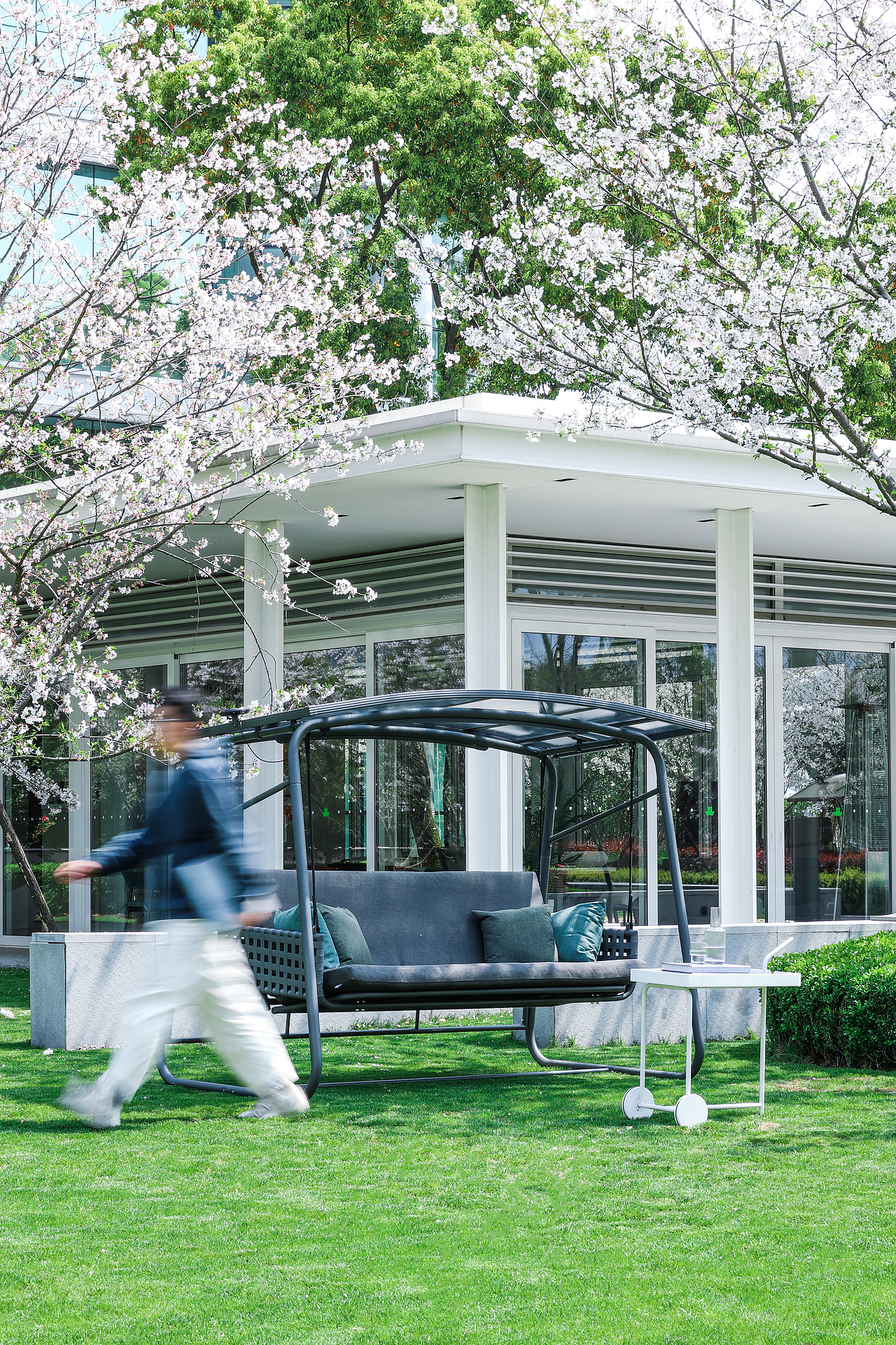 太阳能户外秋千