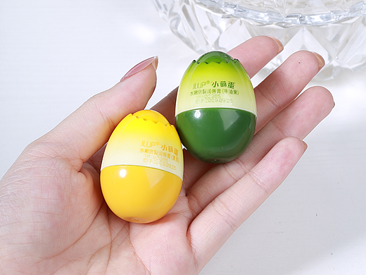 小萌蛋润唇膏手持图片+白底图