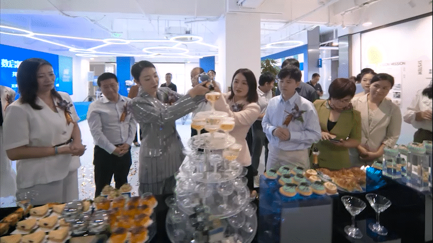 我们用国内自制的大画幅胶片相机，来拍摄企业形象照。