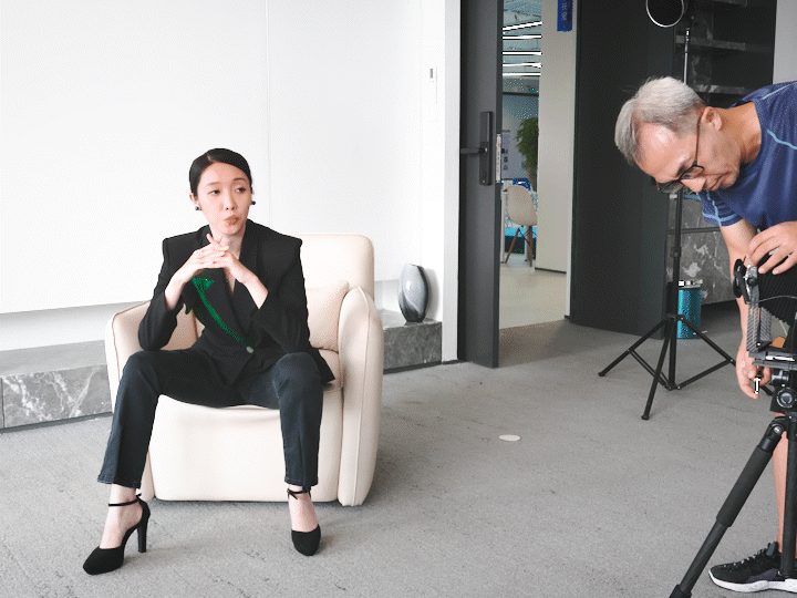 我们用国内自制的大画幅胶片相机，来拍摄企业形象照。