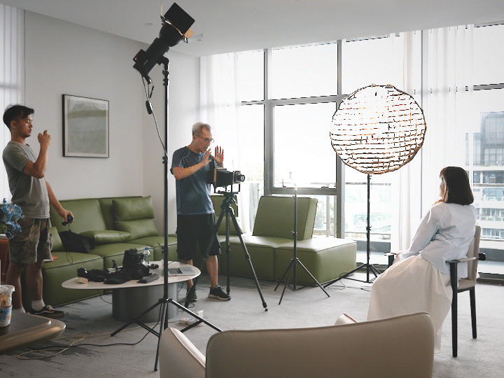 我们用国内自制的大画幅胶片相机，来拍摄企业形象照。