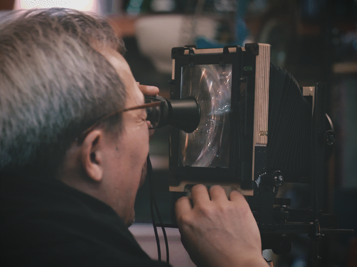 我们用国内自制的大画幅胶片相机，来拍摄企业形象照。