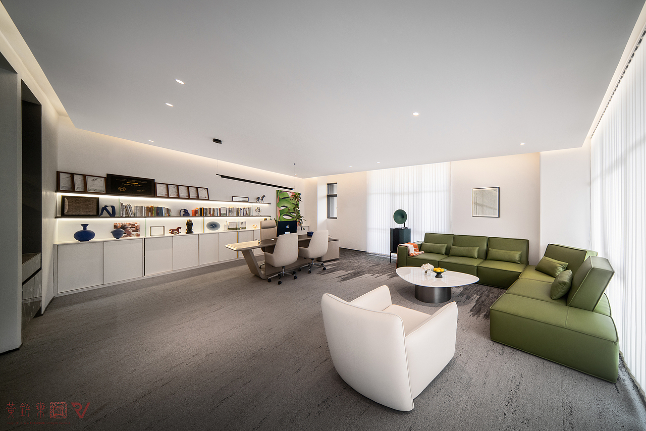 我们用国内自制的大画幅胶片相机,来拍摄企业形象照。