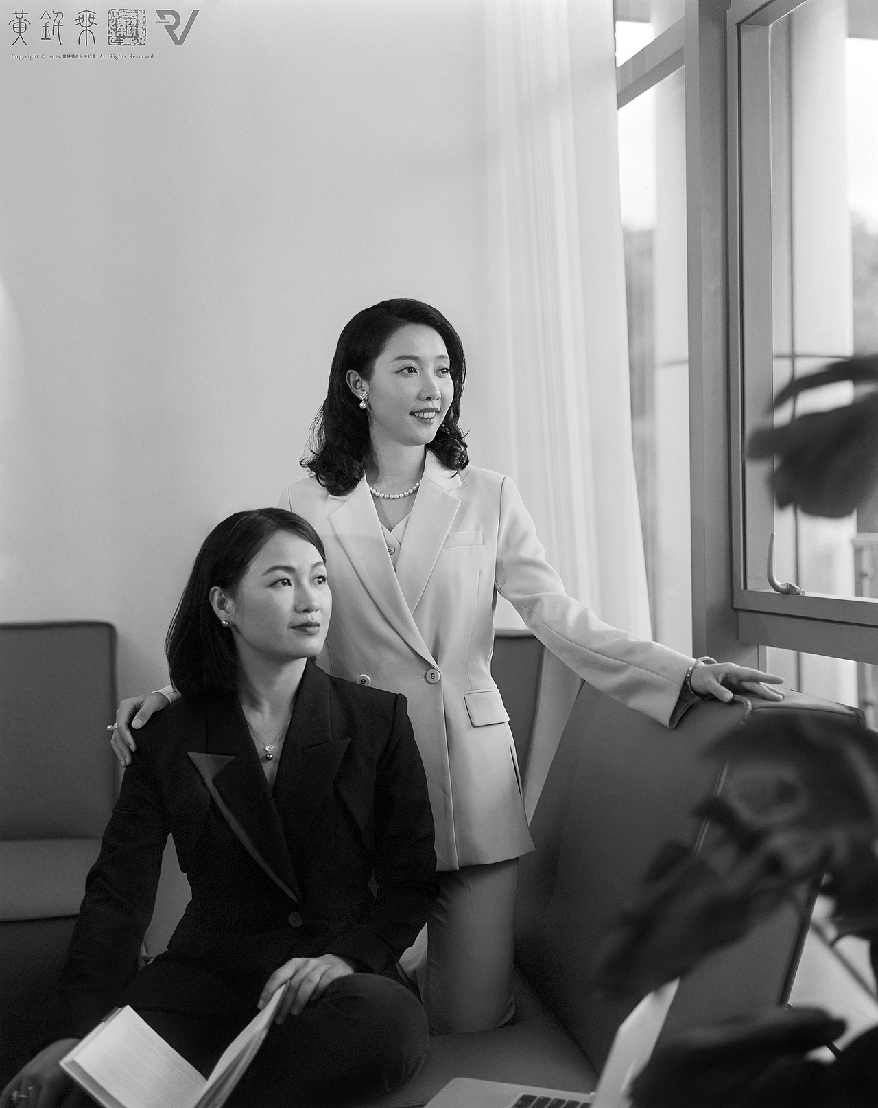 我们用国内自制的大画幅胶片相机,来拍摄企业形象照。