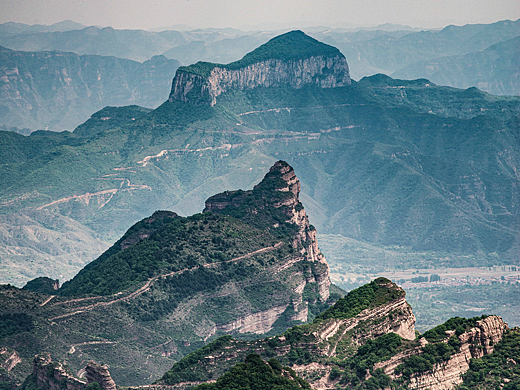 武乡盛景：红韵与绿意的交响
