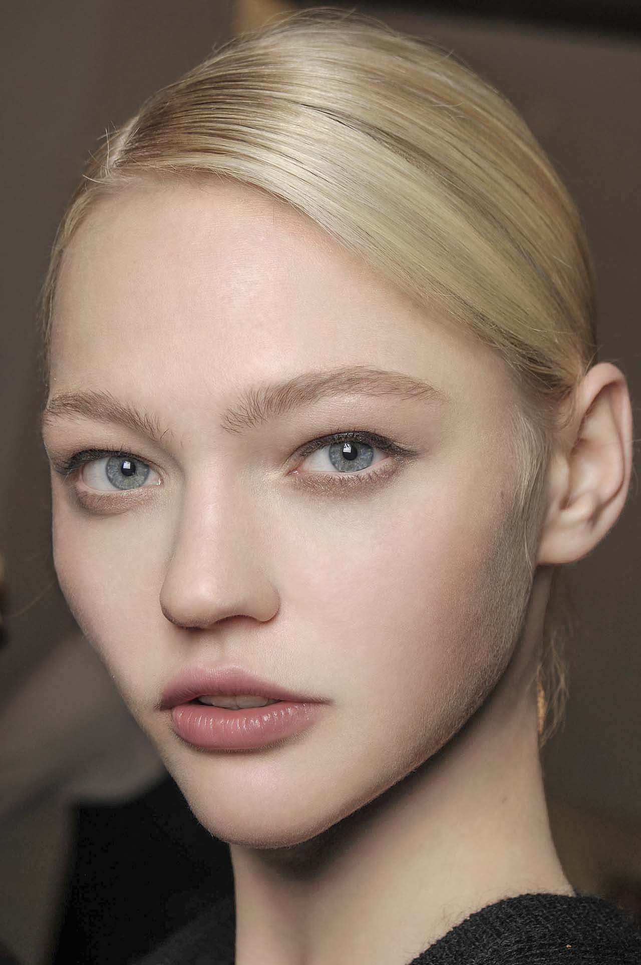 素材来自百度
修图思路&lt;br&gt;1、观察整体的照片，模特自身条件优越，整体的五官和形态不需要过多的调整，只需祛除面部的瑕疵、调整模特肤色和光影，最后调整照片整体的色调即可；&lt;br&gt;2、首先运用修补工具、污点修复工具祛瑕疵（痘痘、痘印、颈纹、抬头纹……）；&lt;br&gt;3、新建黑白和双曲线图层，观察照片的光影，进行中性灰磨皮，使面部的光影过度更加自然，另外新建高低频对其磨皮，增加面部质感；&lt;br&gt;4、为了使模特面部的五官更加立体和肤色白皙透亮，建立一个双曲线进行调整，增强模特面部的对比度，同时选择可选颜色，减少肤色中的黄色和红色，增加蓝色，使其肤色白皙透亮。