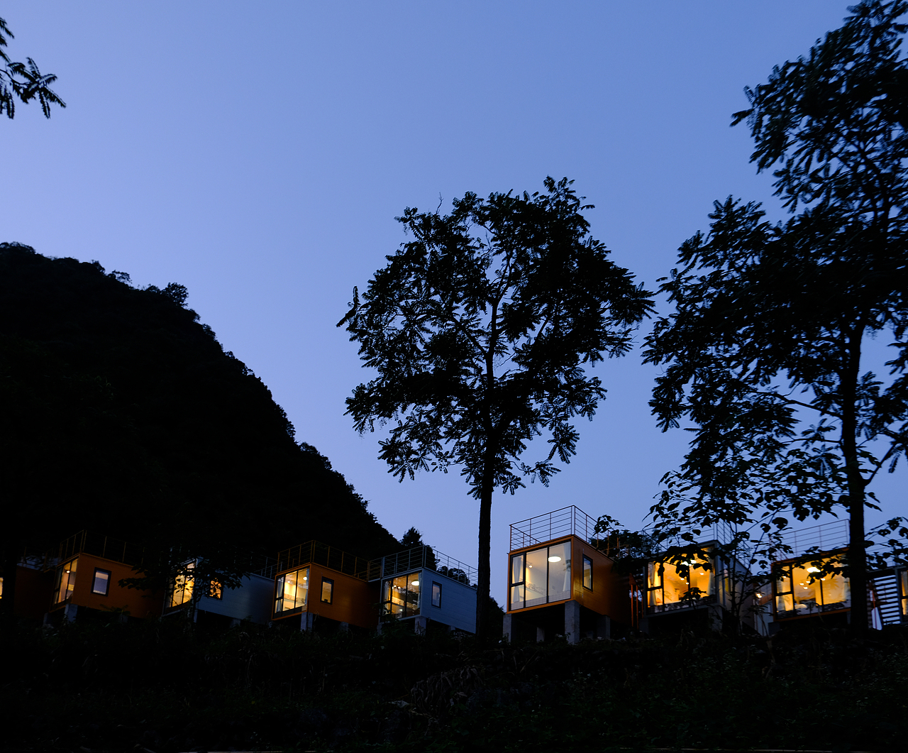 夜幕下的集装箱