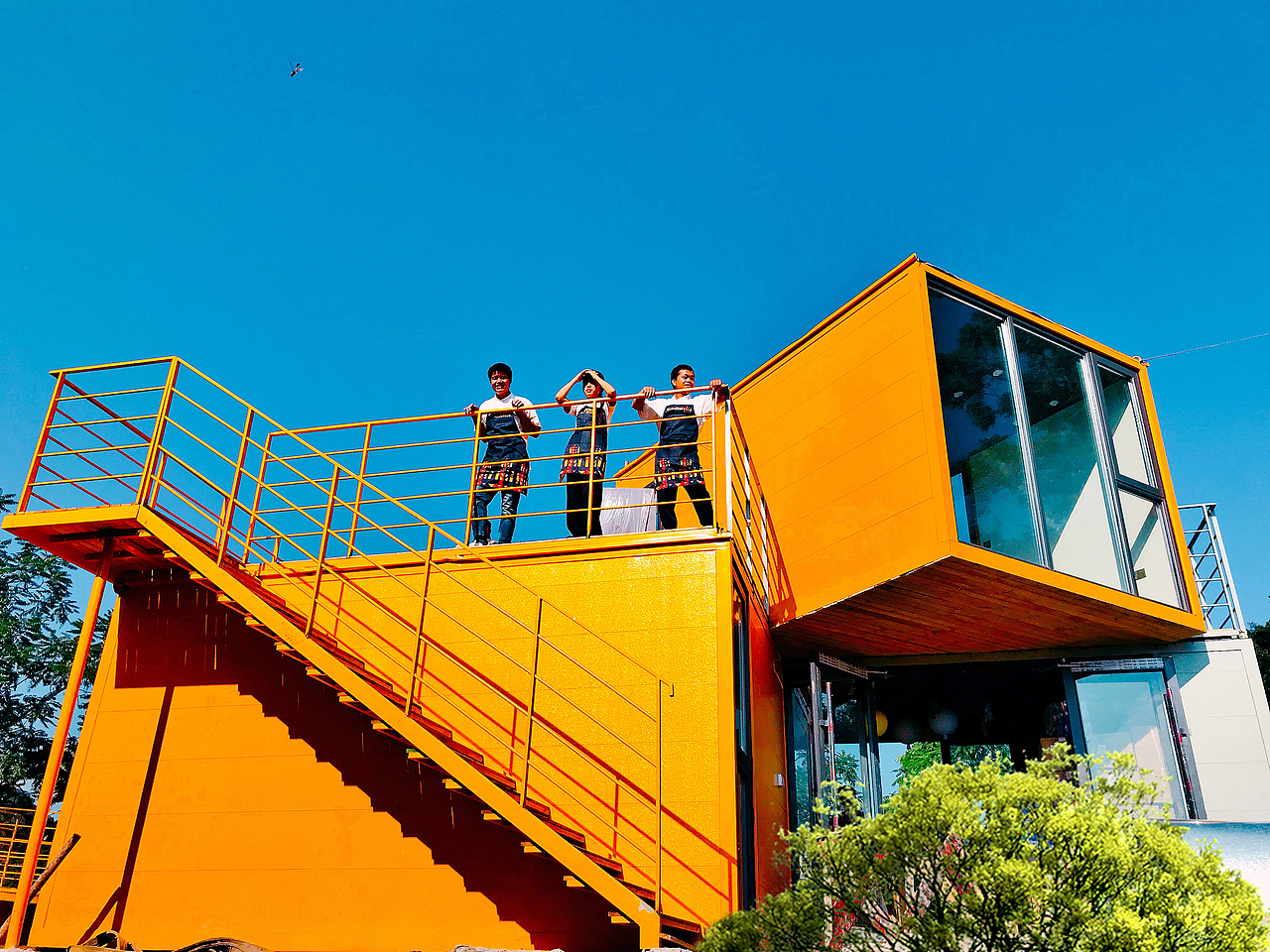 聘用当地村民作为服务员