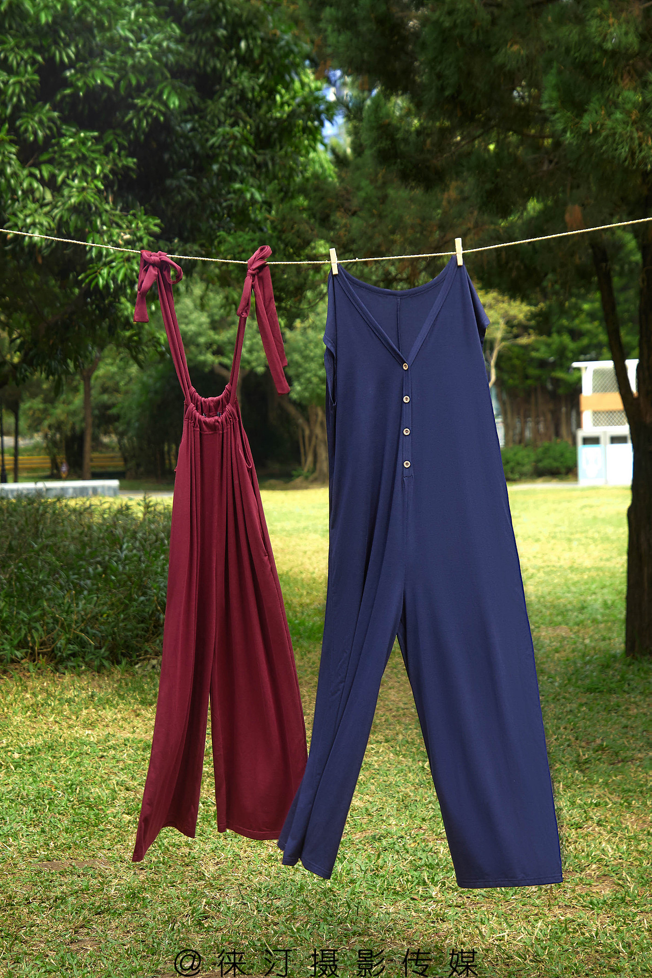 服装静物拍摄｜外景静物拍摄丨衣物与自然之间的共鸣（图ZMzc5NDg4MDg0） - 产品摄影 - 站酷设计师服装平铺摄影师原创素材 - 站酷ZCOOL