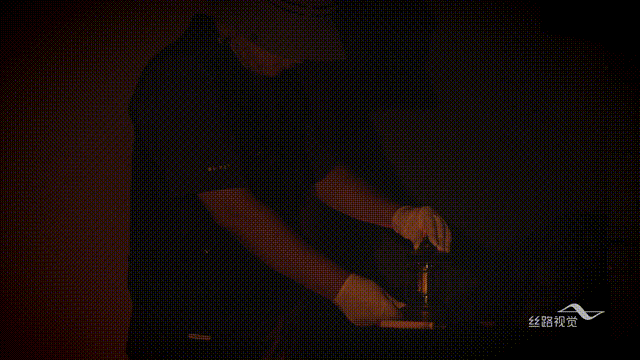 一把毛刷,一盏油灯。数字考古学家开始了今天的挖掘工作